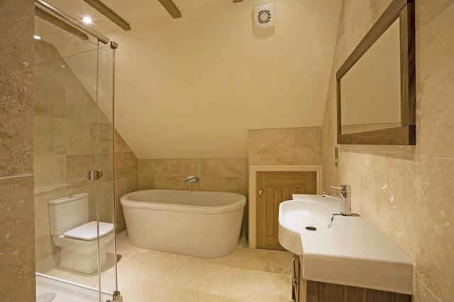 UPSTAIRS_MASTER-EN-SUITE-L-1.jpg